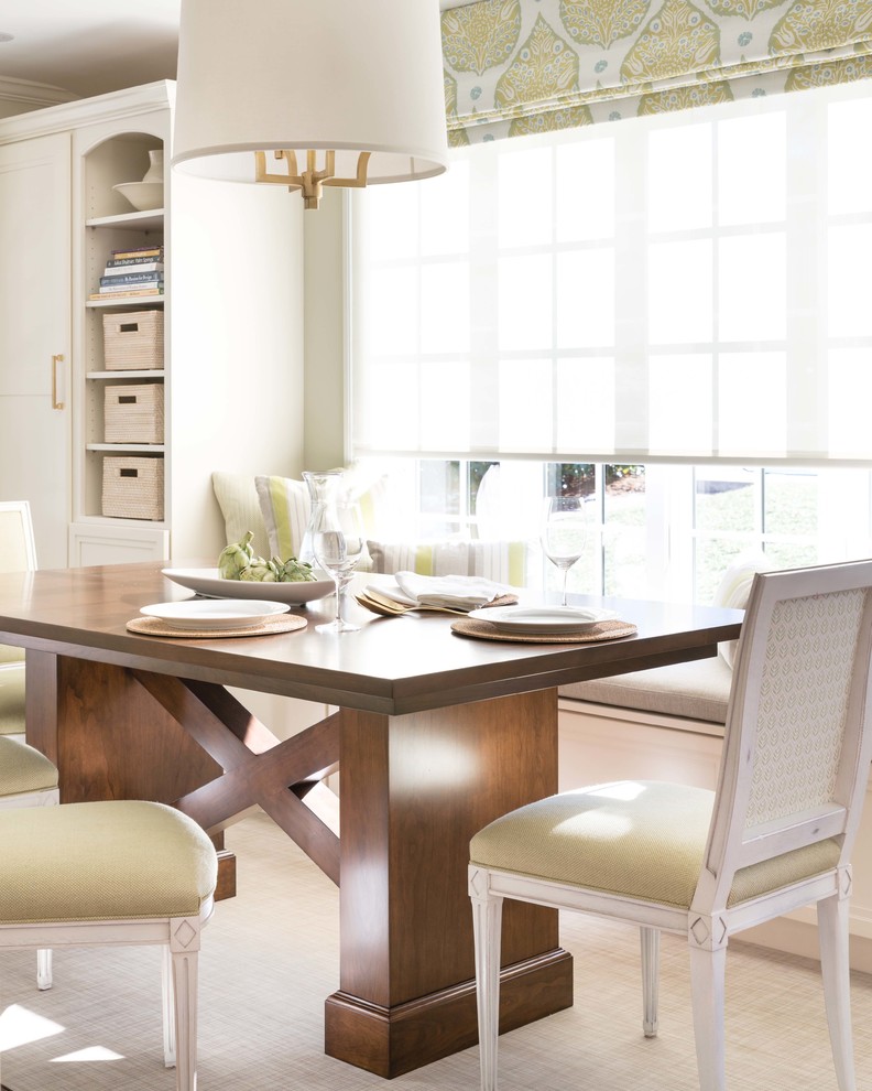 Ispirazione per una sala da pranzo aperta verso la cucina classica con pavimento beige