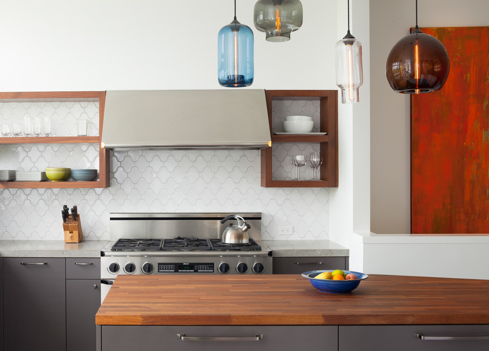 Moderne Küche mit flächenbündigen Schrankfronten, Arbeitsplatte aus Holz, Küchenrückwand in Weiß, Küchengeräten aus Edelstahl und grauen Schränken in San Francisco