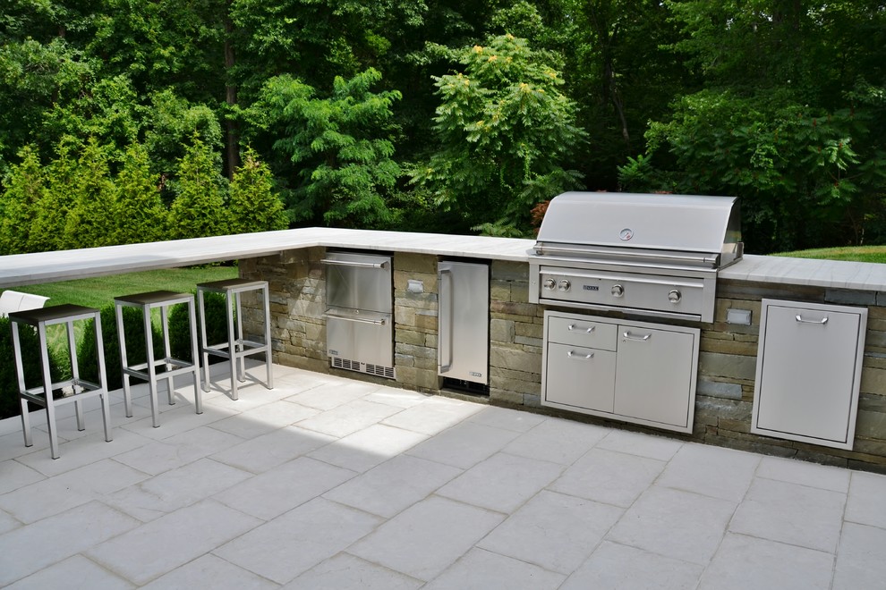 Mittelgroße Moderne Küche in L-Form mit Küchengeräten aus Edelstahl in New York