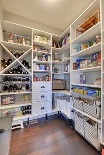 https://st.hzcdn.com/simgs/pictures/kitchens/clean-and-organized-kitchen-pantry-california-closets-southdale-img~418137ed082caab0_3-3499-1-220c9e3.jpg