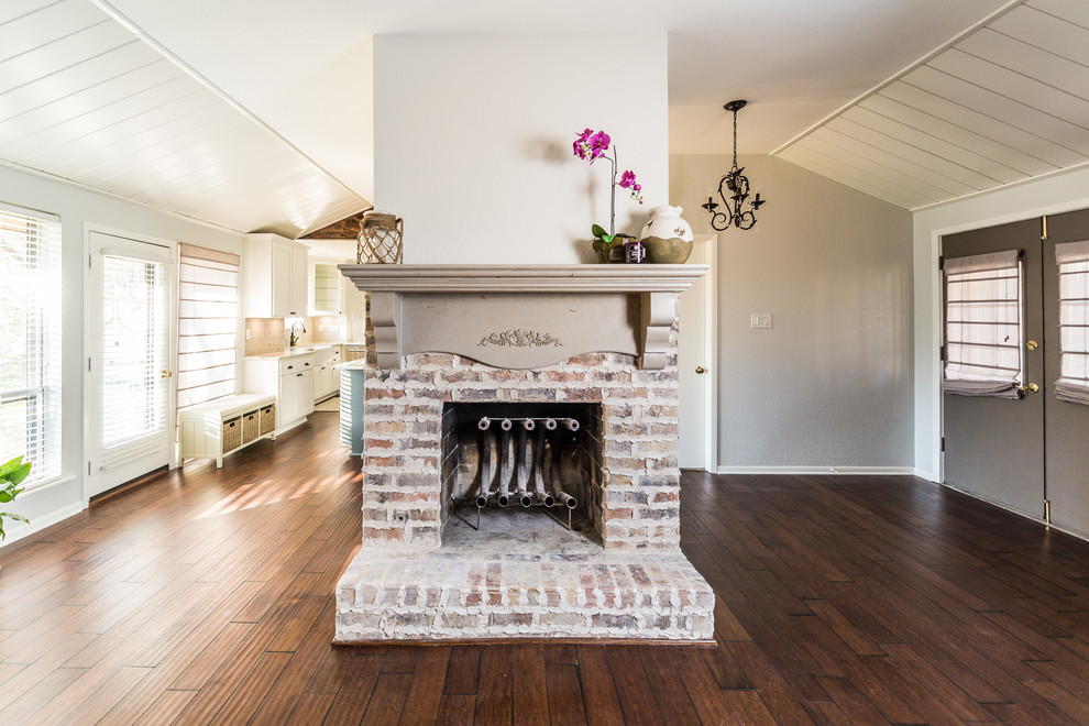 Imagen de cocina de estilo de casa de campo de tamaño medio con fregadero sobremueble, armarios estilo shaker, puertas de armario blancas, encimera de granito, salpicadero verde, salpicadero de azulejos de cerámica, suelo de madera oscura y una isla