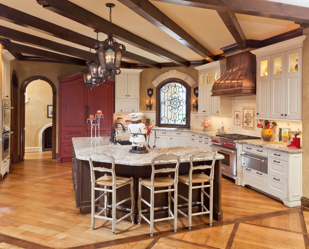 Exempel på ett klassiskt kök, med granitbänkskiva, en rustik diskho, vita skåp, vitt stänkskydd, integrerade vitvaror, en köksö och mellanmörkt trägolv