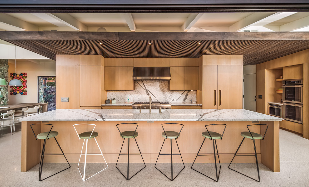 Idee per una cucina moderna con lavello sottopiano, ante lisce, ante in legno chiaro, elettrodomestici in acciaio inossidabile, pavimento grigio e top grigio