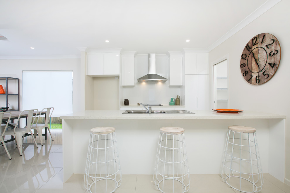 Example of a minimalist kitchen design in Cairns