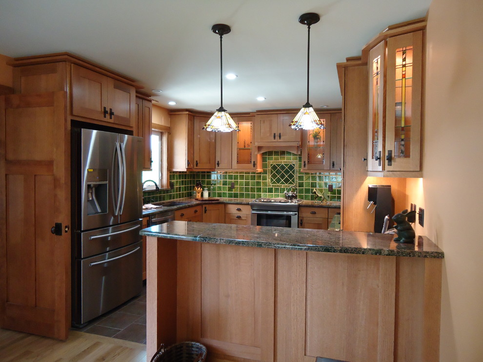 Foto på ett mycket stort amerikanskt kök, med en undermonterad diskho, skåp i shakerstil, skåp i ljust trä, granitbänkskiva, grönt stänkskydd, stänkskydd i terrakottakakel, rostfria vitvaror, klinkergolv i keramik och en halv köksö