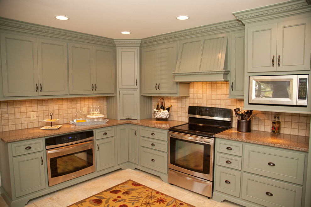 Exempel på ett avskilt, stort lantligt u-kök, med en dubbel diskho, skåp i shakerstil, gröna skåp, bänkskiva i kvartsit, beige stänkskydd, stänkskydd i keramik, rostfria vitvaror, klinkergolv i keramik, en halv köksö och beiget golv