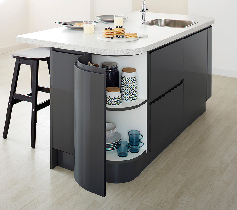 Moderne Küche mit integriertem Waschbecken, flächenbündigen Schrankfronten, grauen Schränken, Quarzit-Arbeitsplatte und Kücheninsel in Sonstige