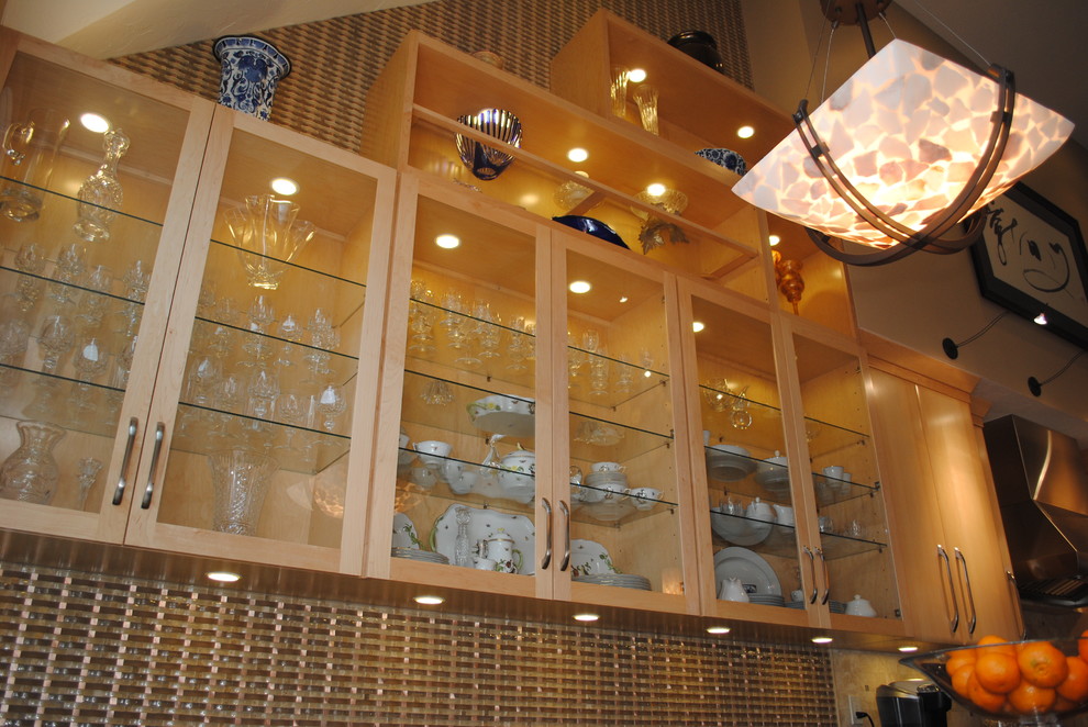 Immagine di una cucina etnica con ante lisce, ante in legno chiaro, top in granito e elettrodomestici in acciaio inossidabile