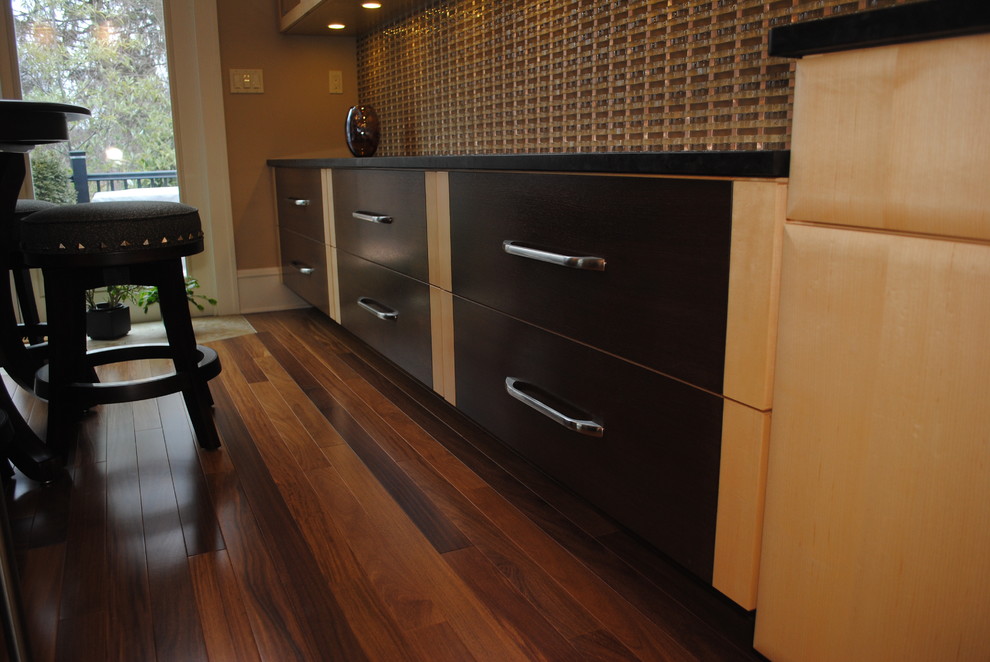 クリーブランドにあるアジアンスタイルのおしゃれなキッチン (フラットパネル扉のキャビネット、淡色木目調キャビネット、御影石カウンター) の写真
