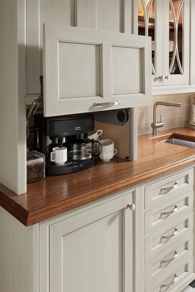 Exempel på ett litet klassiskt linjärt kök och matrum, med en undermonterad diskho, luckor med infälld panel, grå skåp, träbänkskiva, grått stänkskydd, stänkskydd i glaskakel, svarta vitvaror och vinylgolv