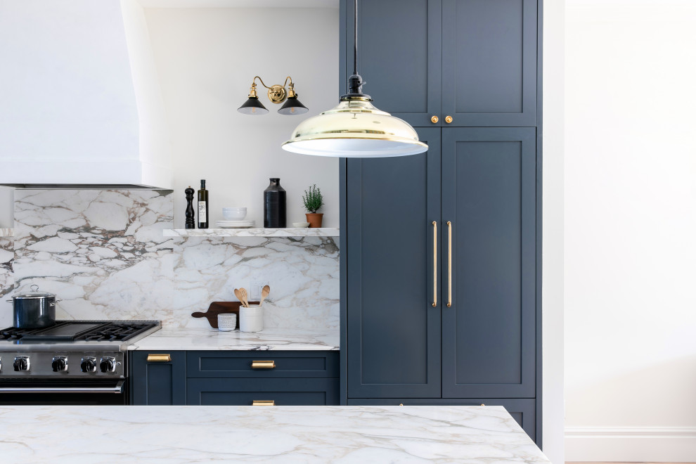 Idéer för mellanstora vintage flerfärgat kök, med en dubbel diskho, skåp i shakerstil, blå skåp, marmorbänkskiva, flerfärgad stänkskydd, stänkskydd i marmor, integrerade vitvaror, ljust trägolv och en köksö