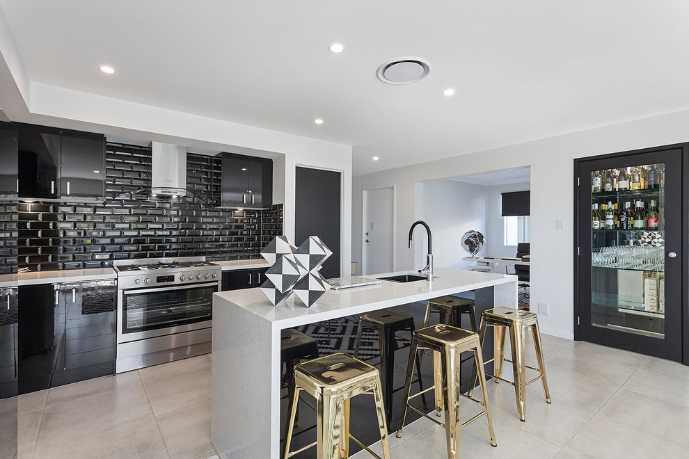 Photo of a modern kitchen in Gold Coast - Tweed.
