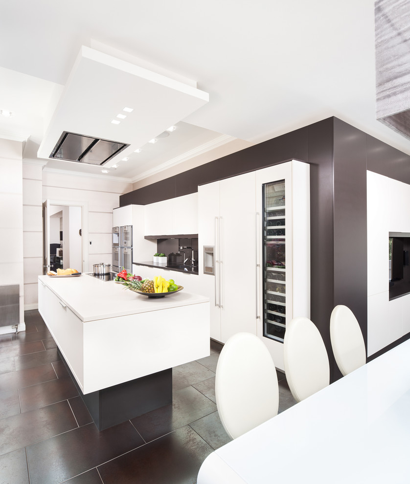Foto de cocinas en L contemporánea con armarios con paneles lisos, puertas de armario blancas, encimera de acrílico y una isla