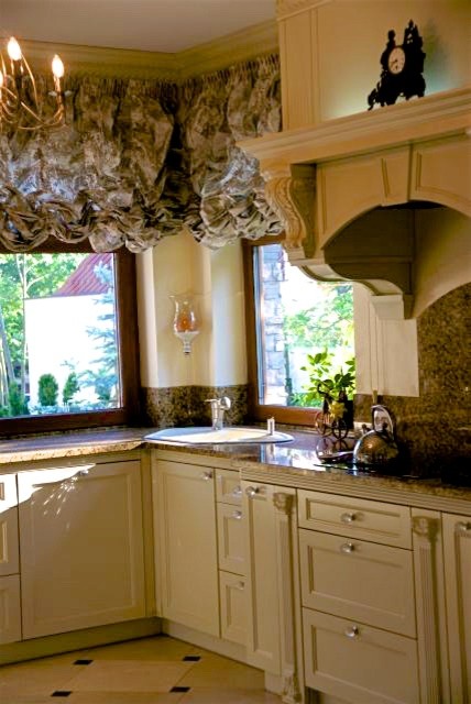Exempel på ett stort klassiskt kök, med en integrerad diskho, luckor med infälld panel, beige skåp, marmorbänkskiva, brunt stänkskydd, stänkskydd i marmor, svarta vitvaror, marmorgolv och flerfärgat golv