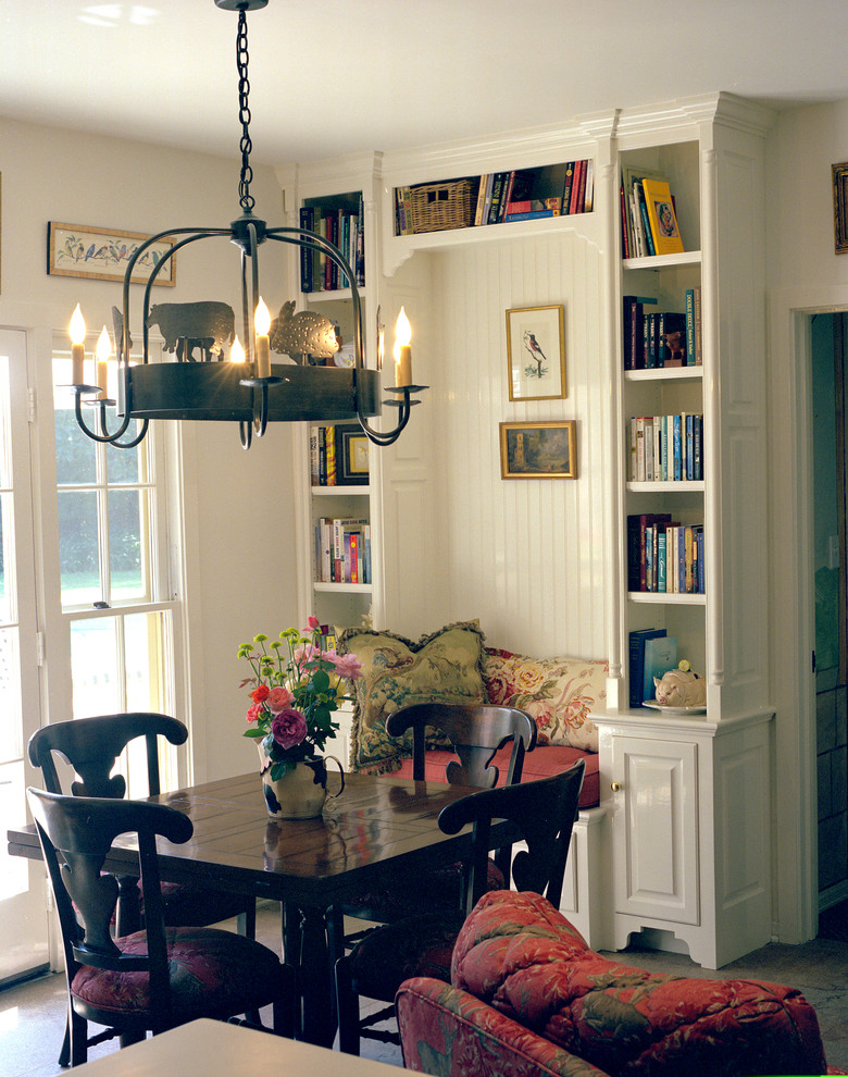 Example of a classic eat-in kitchen design in Los Angeles