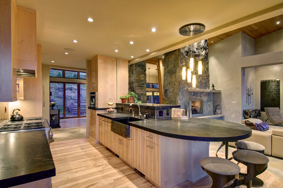 Moderne Küchenbar mit Landhausspüle in Denver