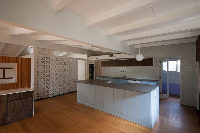 Immagine di una cucina minimalista di medie dimensioni con ante lisce, ante bianche e paraspruzzi grigio