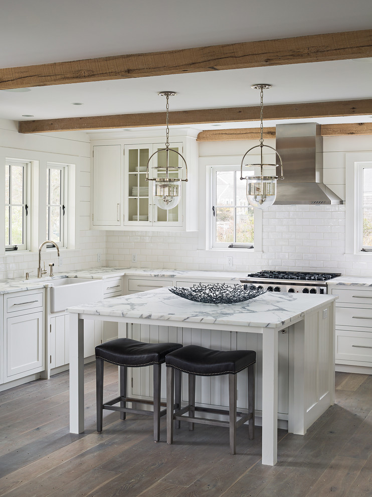 Klassische Küche mit Landhausspüle, weißen Schränken, Kücheninsel, Marmor-Arbeitsplatte, Küchenrückwand in Weiß und Rückwand aus Keramikfliesen in Boston