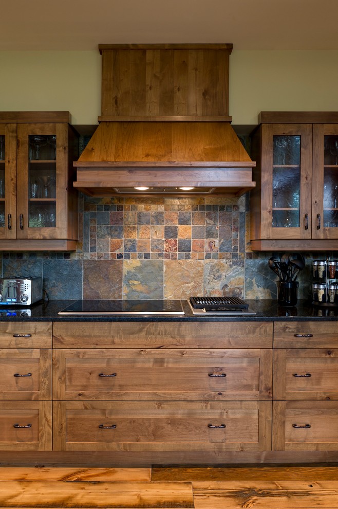 Klassische Küche mit bunter Rückwand, Schrankfronten im Shaker-Stil, hellbraunen Holzschränken und Rückwand aus Schiefer in Calgary