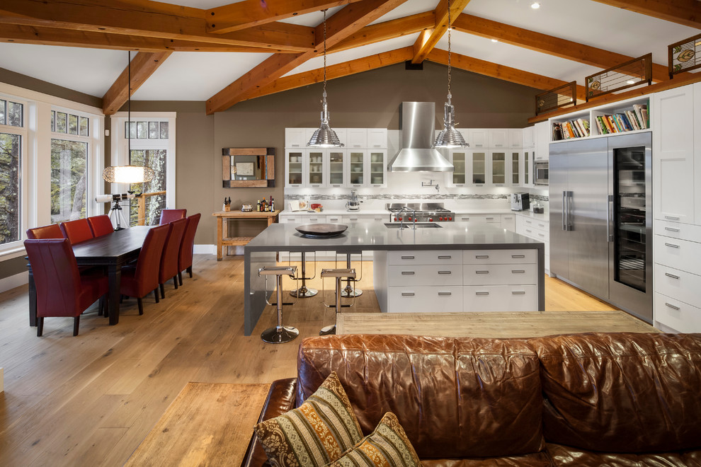 Foto di una cucina ad ambiente unico chic con ante lisce, ante bianche, paraspruzzi bianco e elettrodomestici in acciaio inossidabile