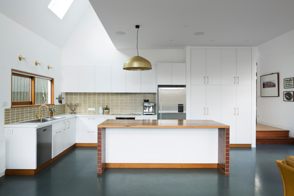 Inspiration för ett funkis kök med öppen planlösning, med vita skåp, träbänkskiva, brunt stänkskydd, stänkskydd i keramik, rostfria vitvaror, linoleumgolv, en köksö och turkost golv
