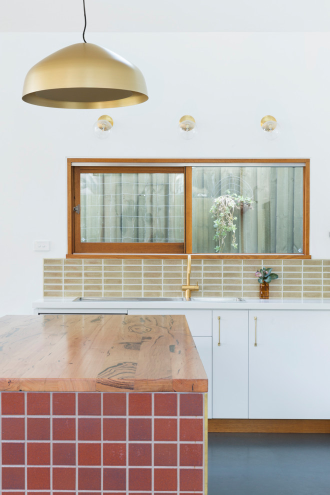 Idee per una grande cucina minimalista con lavello a doppia vasca, ante bianche, top in legno, paraspruzzi beige, paraspruzzi con piastrelle a mosaico, elettrodomestici in acciaio inossidabile, pavimento in linoleum, pavimento verde e top bianco
