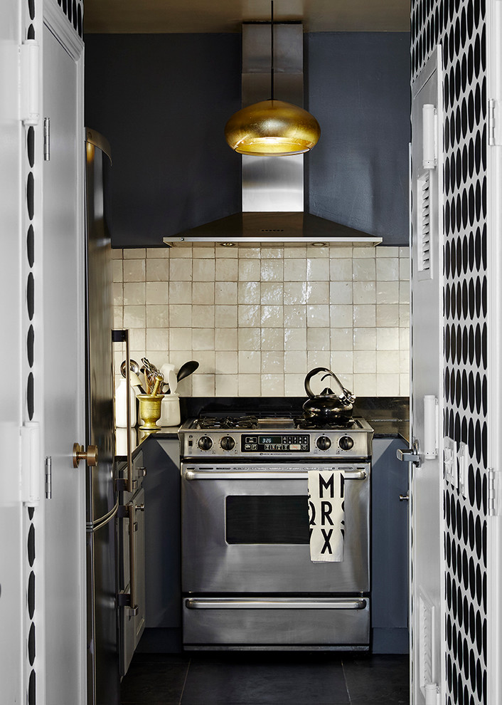Inspiration för ett avskilt, litet funkis u-kök, med luckor med upphöjd panel, grå skåp, granitbänkskiva, beige stänkskydd, stänkskydd i keramik, rostfria vitvaror och skiffergolv