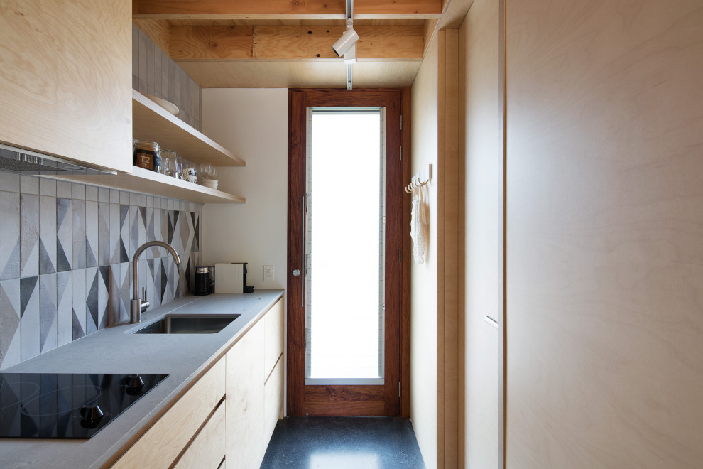 Einzeilige, Kleine Moderne Küche mit Unterbauwaschbecken, hellen Holzschränken, Quarzwerkstein-Arbeitsplatte, Rückwand aus Keramikfliesen, Betonboden und Holzdielendecke in Sydney