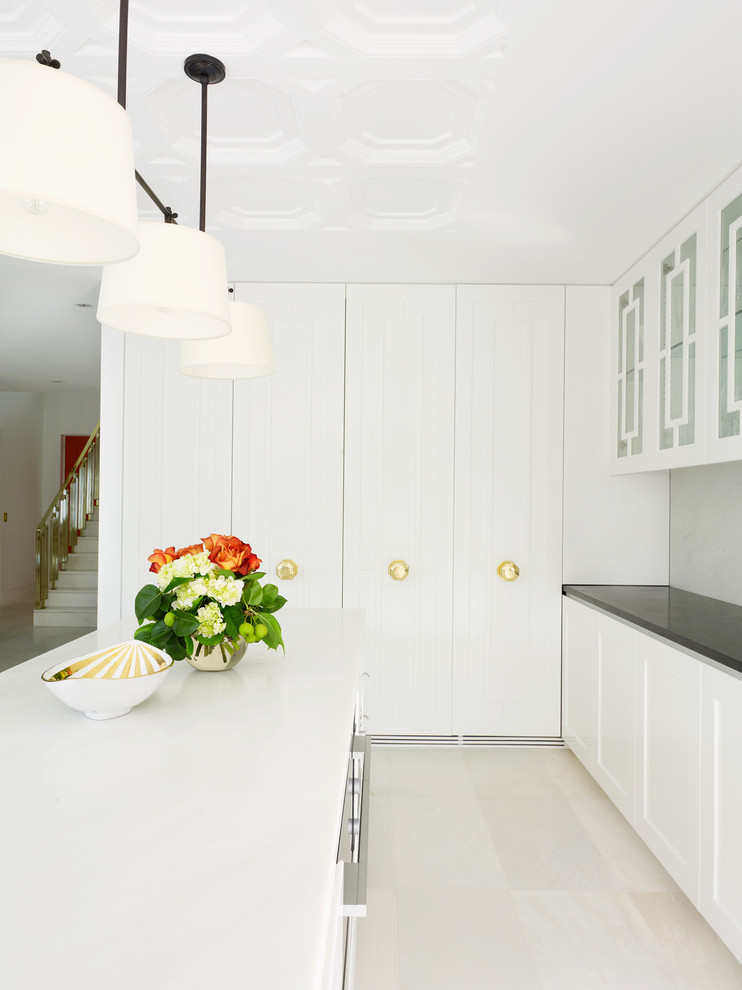 Idéer för att renovera ett stort funkis kök, med en dubbel diskho, skåp i shakerstil, vita skåp, marmorbänkskiva, vitt stänkskydd, stänkskydd i sten, vita vitvaror, marmorgolv och en köksö