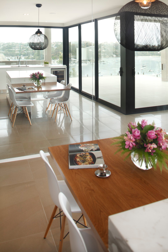 Idee per una sala da pranzo minimalista chiusa e di medie dimensioni con pavimento in gres porcellanato