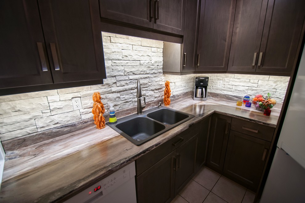 バンクーバーにある低価格のトラディショナルスタイルのおしゃれなキッチン (濃色木目調キャビネット、ラミネートカウンター、白いキッチンパネル、石スラブのキッチンパネル、白い調理設備、セラミックタイルの床) の写真