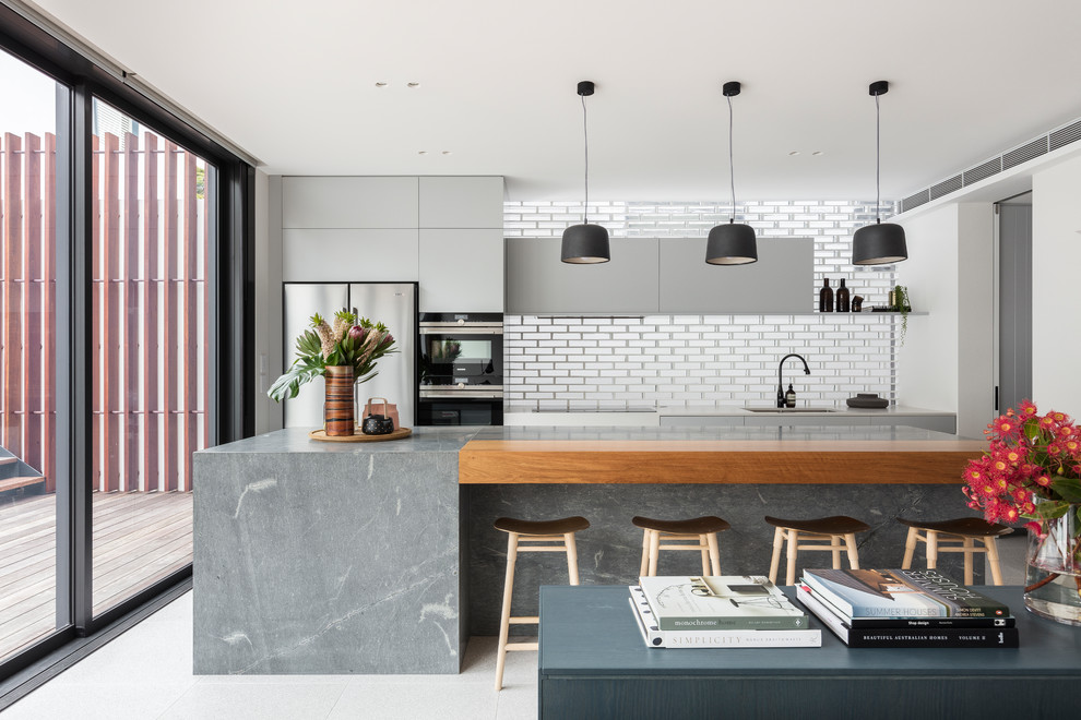 Offene, Zweizeilige Moderne Küche mit Unterbauwaschbecken, flächenbündigen Schrankfronten, grauen Schränken, Küchengeräten aus Edelstahl, Kücheninsel, grauem Boden und grauer Arbeitsplatte in Sydney