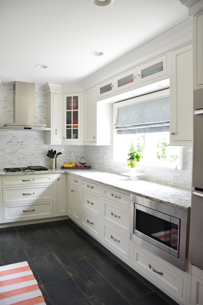 Foto på ett mellanstort vintage kök, med en enkel diskho, luckor med upphöjd panel, vita skåp, bänkskiva i täljsten, grått stänkskydd, stänkskydd i stickkakel, rostfria vitvaror och mörkt trägolv