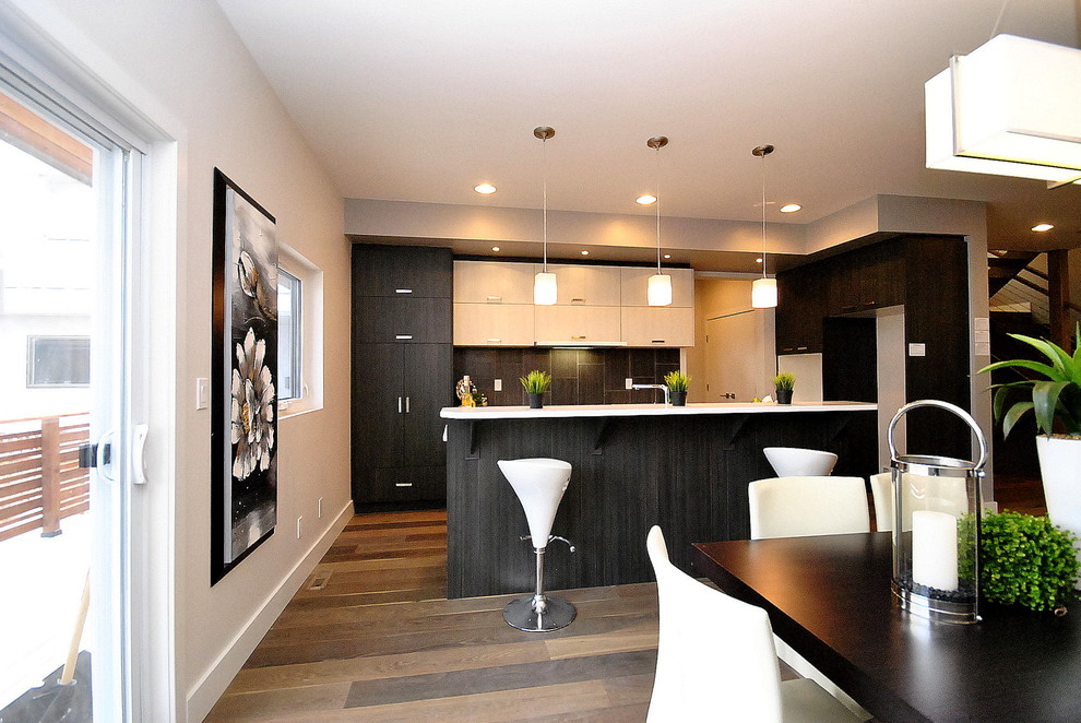 Esempio di una cucina design di medie dimensioni con ante lisce, ante in legno bruno, paraspruzzi marrone, paraspruzzi in gres porcellanato, pavimento in legno massello medio e pavimento marrone