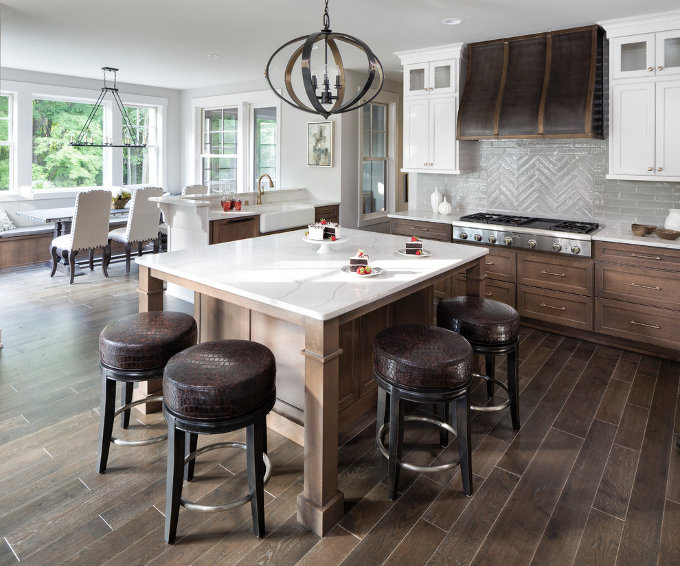 Exempel på ett klassiskt linjärt kök, med skåp i shakerstil, vita skåp, grått stänkskydd, rostfria vitvaror, mörkt trägolv, en köksö och brunt golv