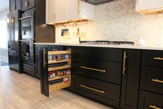 https://st.hzcdn.com/simgs/pictures/kitchens/coal-valley-il-what-s-black-and-white-and-gold-all-over-this-on-trend-kitchen-village-home-stores-img~233167370964f519_3-8934-1-f05a2ea.jpg