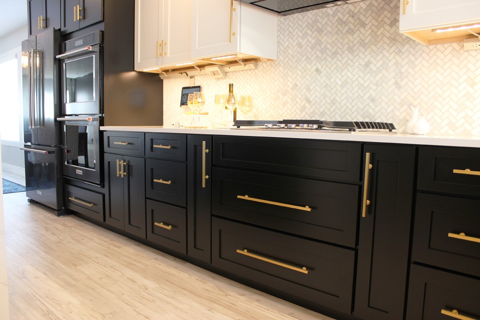 Exempel på ett stort klassiskt kök, med en undermonterad diskho, släta luckor, svarta skåp, bänkskiva i kvarts, vitt stänkskydd, stänkskydd i marmor, svarta vitvaror, vinylgolv, en köksö och grått golv