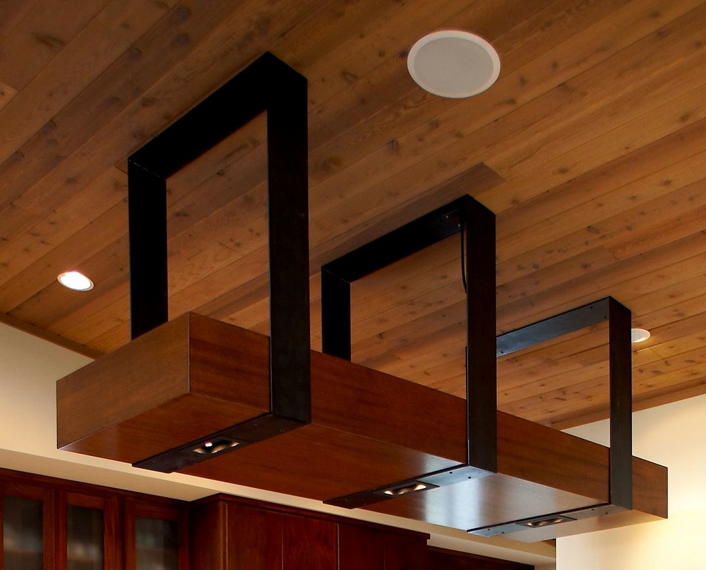 Immagine di una cucina contemporanea di medie dimensioni con soffitto in legno