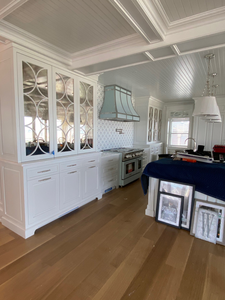 Esempio di una cucina stile marinaro con ante bianche, top in marmo, paraspruzzi bianco, elettrodomestici colorati, top bianco e soffitto in perlinato