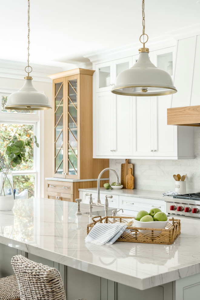 Foto di un cucina con isola centrale costiero con ante in stile shaker, ante bianche, paraspruzzi in marmo e top bianco