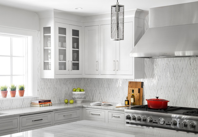 Coastal Chic in Shore Acres Mamaroneck - Klassisch modern - Küche - New