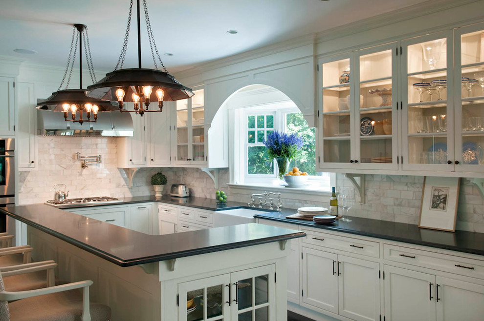 Foto på ett mellanstort lantligt kök, med en rustik diskho, skåp i shakerstil, vita skåp, bänkskiva i koppar, vitt stänkskydd, stänkskydd i stenkakel, rostfria vitvaror, mörkt trägolv och en köksö