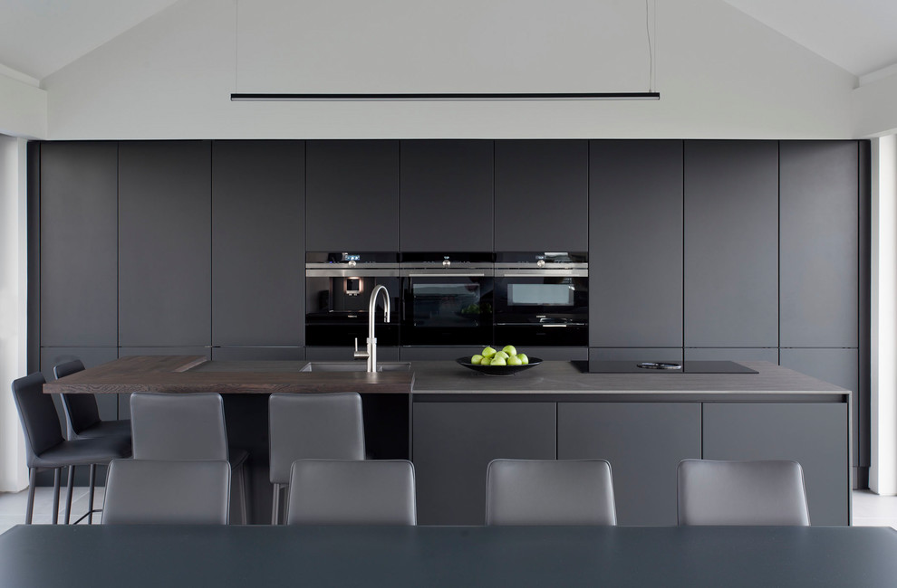 Esempio di una cucina design di medie dimensioni con ante lisce, ante grigie, top in quarzite e elettrodomestici da incasso