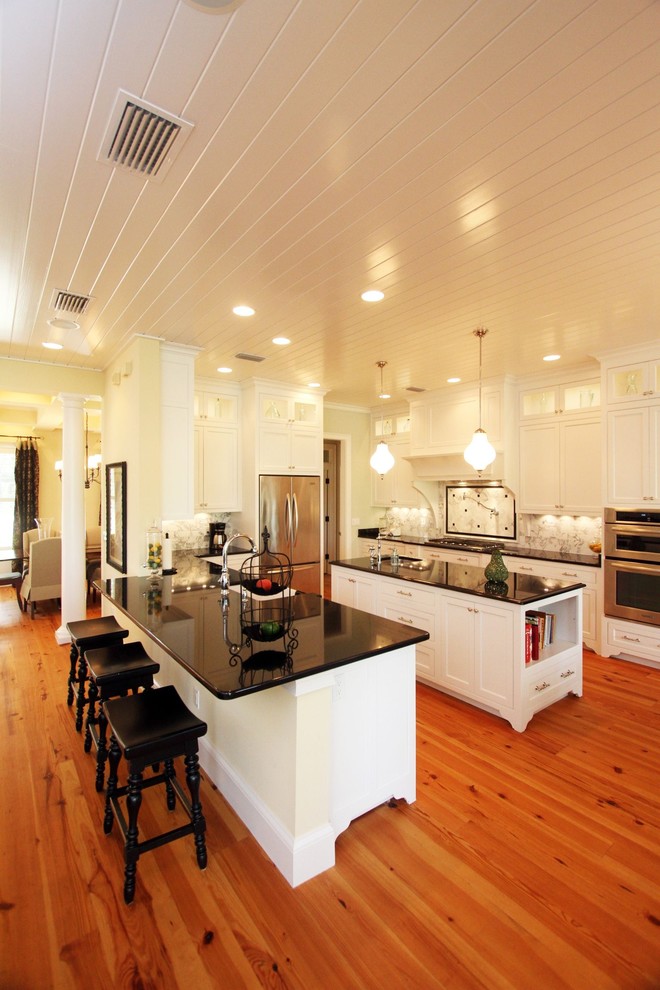 Klassische Küche mit Küchengeräten aus Edelstahl und zwei Kücheninseln in Jacksonville