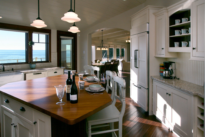 Immagine di una cucina stile marino di medie dimensioni con ante in stile shaker e ante bianche