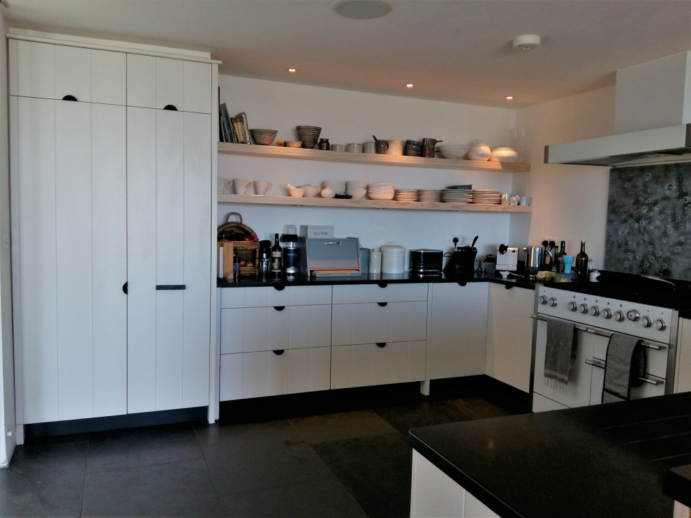 Immagine di una grande cucina stile marino con lavello a doppia vasca, ante lisce, ante bianche, top in granito, paraspruzzi multicolore, pavimento in ardesia, pavimento grigio e top nero