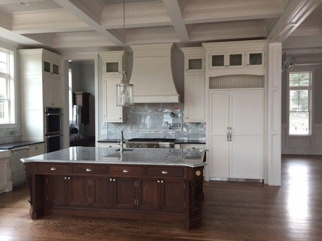 Idéer för att renovera ett stort vintage kök, med en rustik diskho, luckor med infälld panel, vita skåp, bänkskiva i koppar, gult stänkskydd, stänkskydd i stenkakel, integrerade vitvaror, mellanmörkt trägolv och en köksö