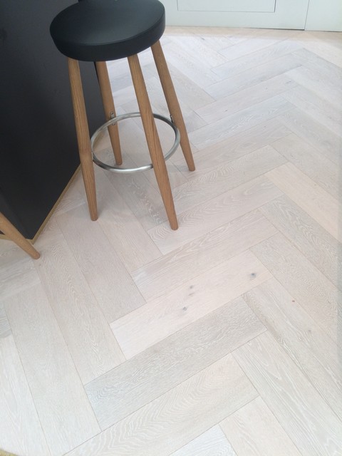 Coastal kitchen - engineered oak herringbone floore - Beach Style
