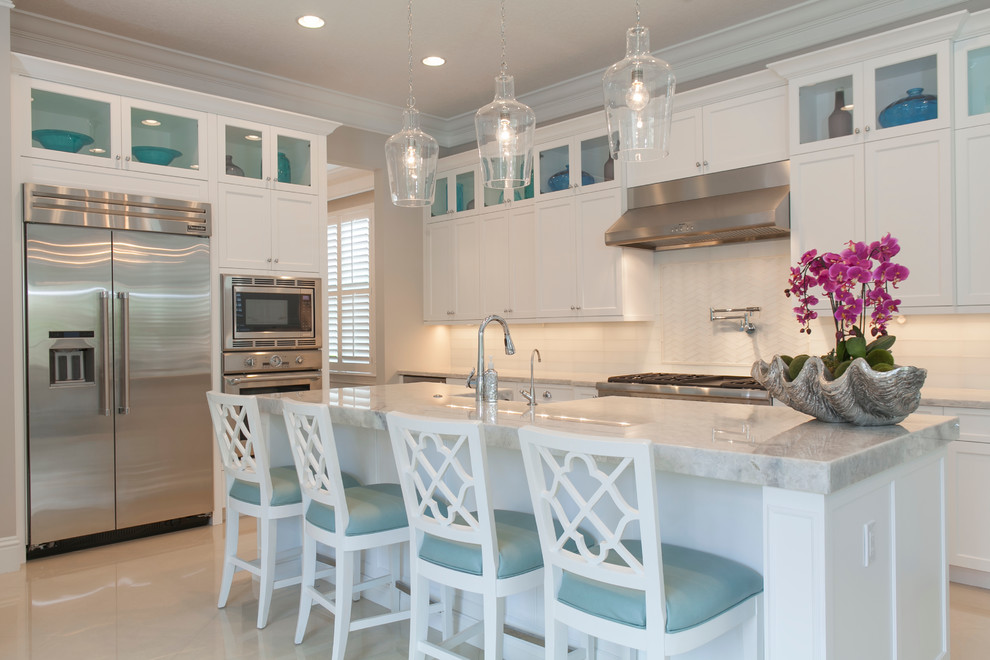 Exempel på ett stort klassiskt kök, med en rustik diskho, skåp i shakerstil, vita skåp, marmorbänkskiva, vitt stänkskydd, stänkskydd i porslinskakel, rostfria vitvaror, marmorgolv, en köksö och beiget golv