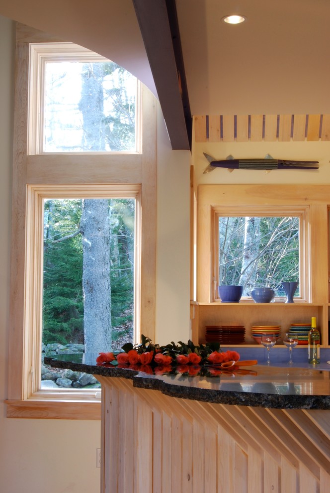 Idee per una cucina stile rurale con top in granito, parquet chiaro, ante in legno chiaro e paraspruzzi blu